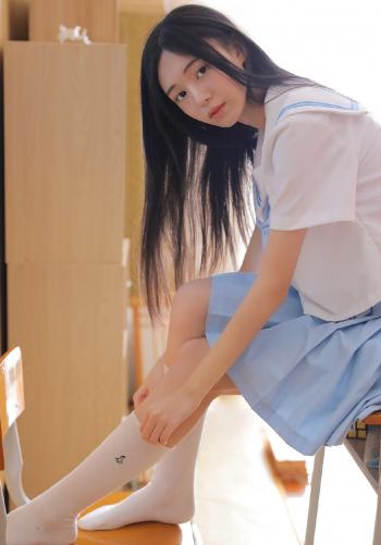 短裙美女性感撩人制服写真图片第0张