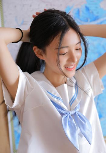 短裙美女性感撩人制服写真图片第2张