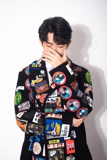高清新疆乌鲁木齐男明星于朦胧复古造型杂志写真图片第2张