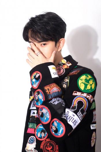 高清新疆乌鲁木齐男明星于朦胧复古造型杂志写真图片第3张