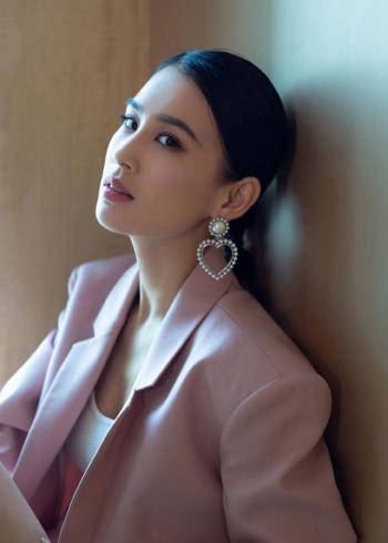 中国内地著名女演员黄圣依粉色西装干练写真图片第2张