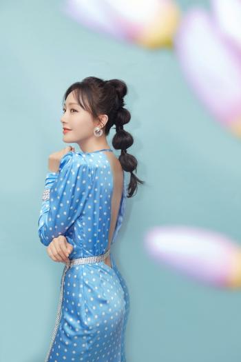高清中国内地辽宁省沈阳女演员秦岚优雅妩媚写真桌面壁纸第1张