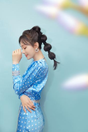 高清中国内地辽宁省沈阳女演员秦岚优雅妩媚写真桌面壁纸第3张