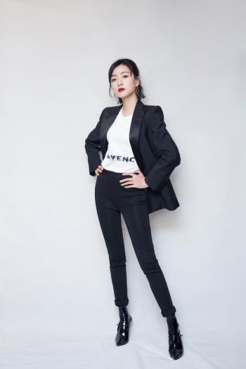 万茜OL装扮干练性感杂志写真图片第5张