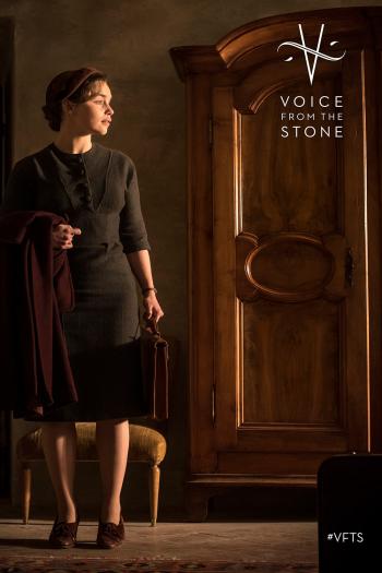 高清英国女演员艾米莉亚·克拉克《墙里的声音》剧照图片第1张