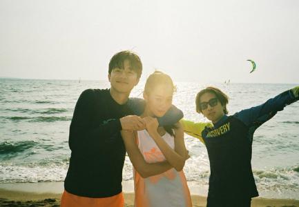 韩国实力派演员孔刘休闲帅气旅拍写真图片第2张