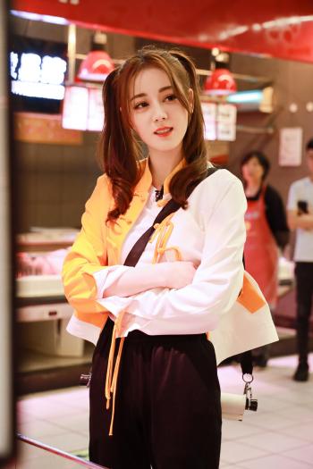 新疆乌鲁木齐美女演员迪丽热巴性感抹胸裙写真桌面壁纸第0张