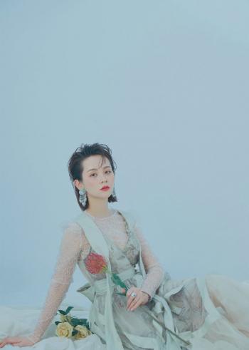 邓莎吊带白裙灵动俏皮写真图片  邓莎图片第0张