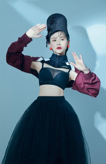 邓莎吊带白裙灵动俏皮写真图片  邓莎图片第6张