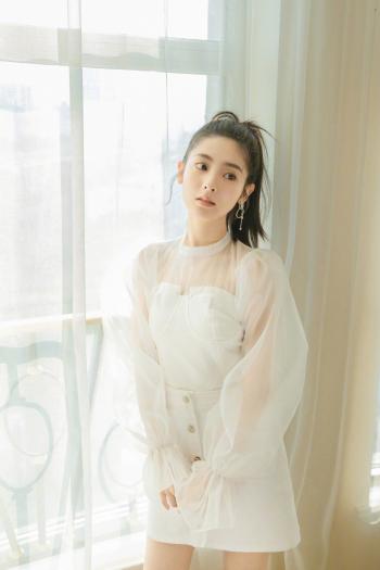 高清中国内地北京朝阳女演员邢菲清爽唯美高清桌面壁纸第3张
