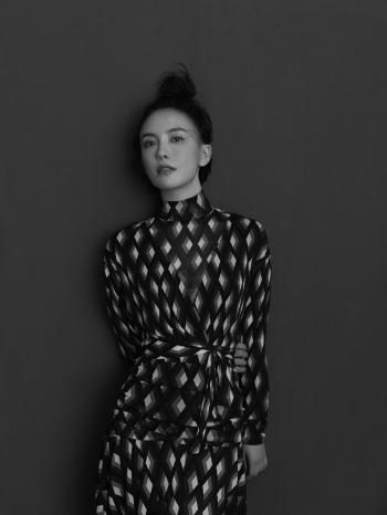 山东籍内地女演员吕佳容性感迷人写真桌面壁纸第1张