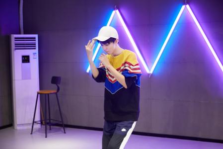 高清中国内地男歌手演员王俊凯俊朗帅气彩排图片第2张