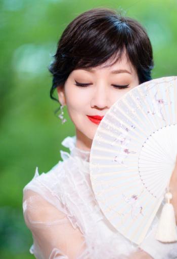 赵雅芝秋日惬意优雅写真第3张
