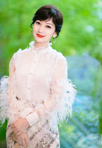 赵雅芝秋日惬意优雅写真第6张