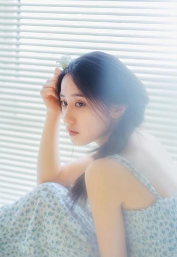 中国内地女演员王瑛瑛露肩裙性感写真图片第0张
