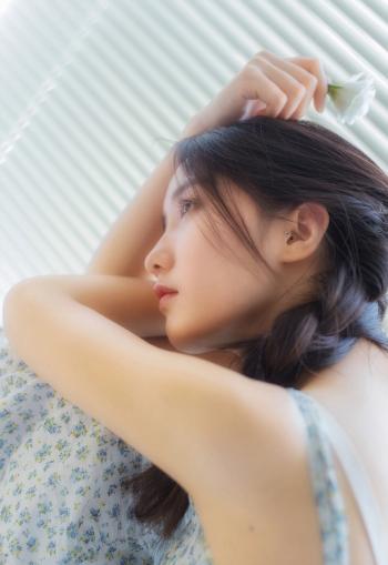 中国内地女演员王瑛瑛露肩裙性感写真图片第2张