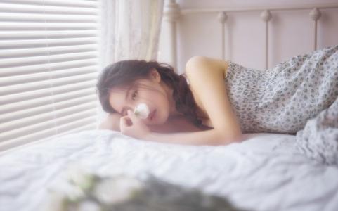 中国内地女演员王瑛瑛露肩裙性感写真图片第3张