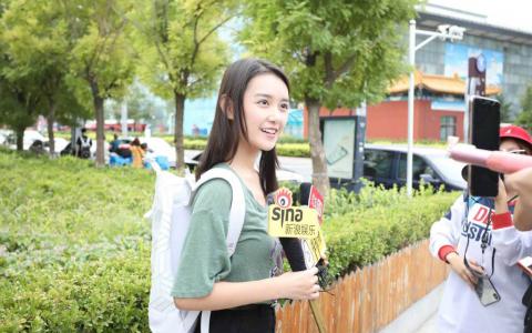 蒋依依仙气白裙清纯高清桌面壁纸第0张