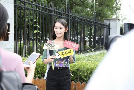 蒋依依仙气白裙清纯高清桌面壁纸第4张