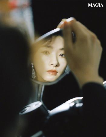 万茜黑白公路大片写真图片第3张
