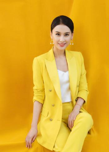 中国内地著名女演员黄圣依西装时尚写真图片第2张
