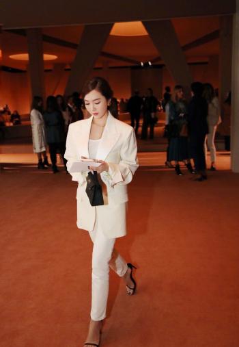 高清美国加利福尼亚州旧金山女演员郑秀妍全白LOOK巴黎时装周图片第1张