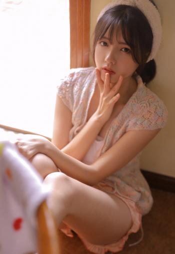 中国内地著名女演员黄圣依黑色性感优雅写真图片第2张