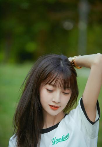 中国内地湖南广水女演员郑雅文红发甜美性感写真图片第0张