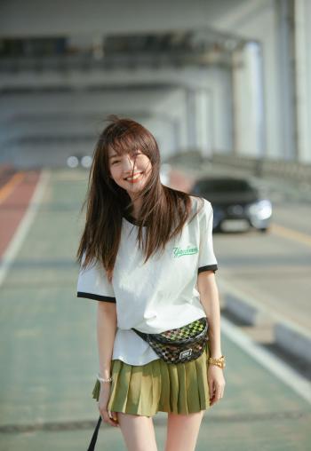 中国内地湖南广水女演员郑雅文红发甜美性感写真图片第1张