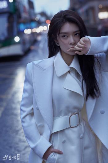 中国内地湖南广水女演员郑雅文红裙性感写真图片第0张