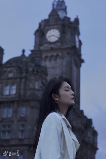 中国内地湖南广水女演员郑雅文红裙性感写真图片第3张