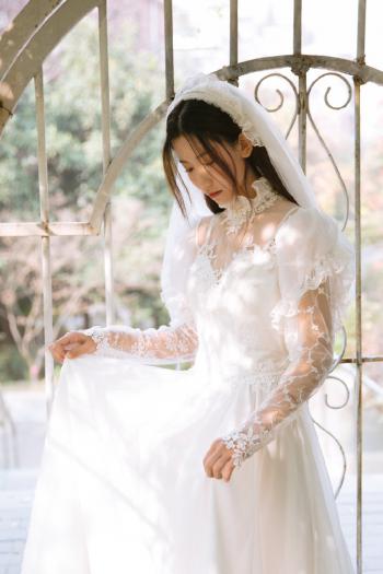 90后最流行的婚纱美女蕾丝吊带性感写真图片第0张