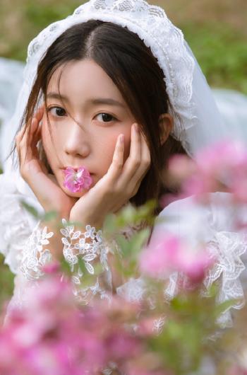 90后最流行的婚纱美女蕾丝吊带性感写真图片第2张