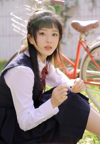 超像林志玲的美丽校花 甜美校服装写真第0张