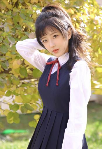 超像林志玲的美丽校花 甜美校服装写真第2张