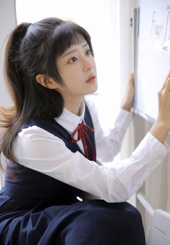 超像林志玲的美丽校花 甜美校服装写真第5张