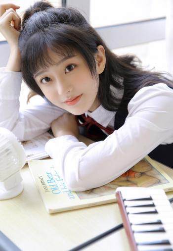 超像林志玲的美丽校花 甜美校服装写真第6张