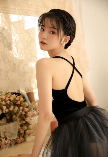 高清gogo美女露肩吊带美女风情诱惑大胆美女图片第2张