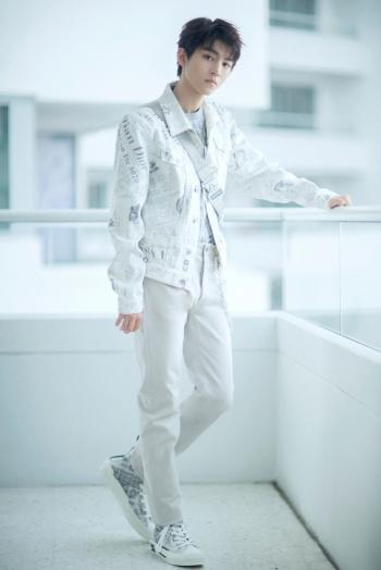 高清中国内地男歌手演员王俊凯印花西装清新写真图片第0张