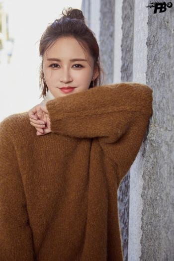 高清中国内地四川女演员二姐张歆艺性感诱惑泳池上演湿身大片第3张