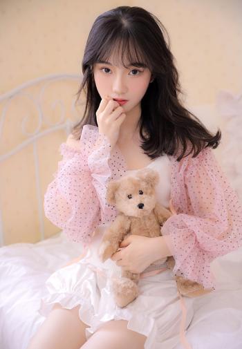 高清清纯床上美女粉红诱惑大胆美女写真第1张