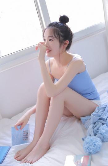 高清中国天津女演员毛晓彤性感吊带裙旅拍写真图片第1张