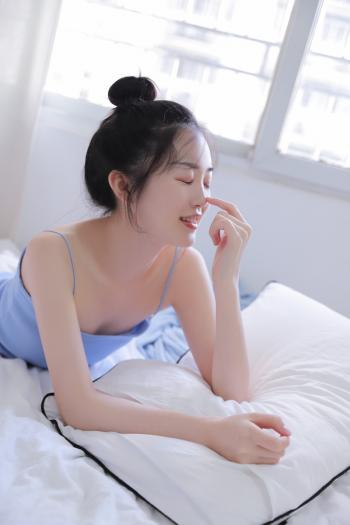 高清中国天津女演员毛晓彤性感吊带裙旅拍写真图片第2张