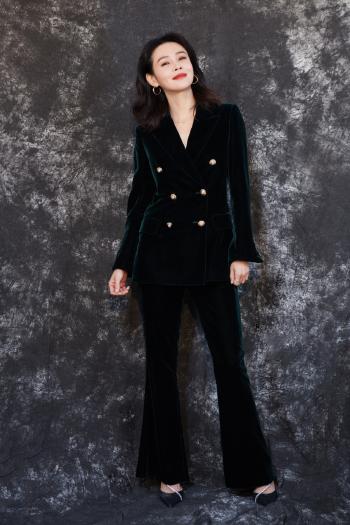 中国内地吉林省长春市南关女演员于明加Lorla气质美女明星床上调皮写真第0张