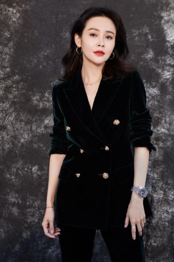 中国内地吉林省长春市南关女演员于明加Lorla气质美女明星床上调皮写真第3张