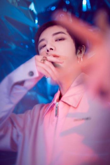 华晨宇迷幻光影写真图片第4张