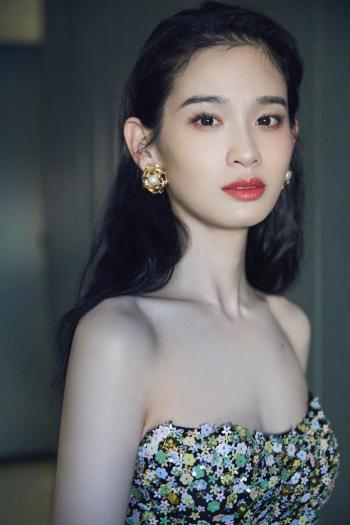 屈菁菁图片 _ 第(1)张