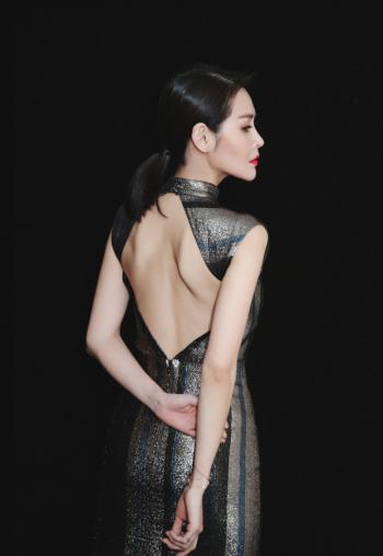 中国内地吉林省长春市南关女演员于明加Lorla气质美女明星床上调皮写真第3张