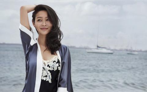 中国内地吉林省长春市南关女演员于明加Lorla气质美女明星床上调皮写真第2张