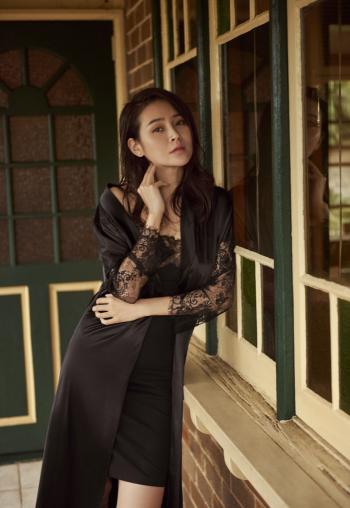中国内地吉林省长春市南关女演员于明加Lorla气质美女明星床上调皮写真第3张